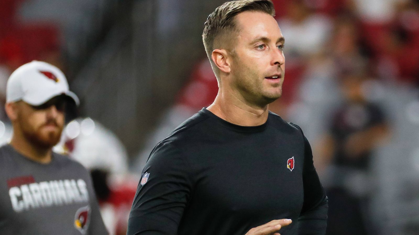 
                <strong>Kliff Kingsbury (Arizona Cardinals)</strong><br>
                Vor allem in der Defense nicht: Das Team hat 417,5 Yards pro Spiel zugelassen, was nur noch von den Miami Dolphins getoppt wird. Hinzu kommen 28,75 Punkte pro Spiel: der viertschlechteste Wert der Liga. Und Quarterback Kyler Murray? Der Nummer-eins-Pick brachte bislang 62,7 Prozent seiner Bälle zum Mann und kommt auf 1071 Yards, vier Touchdowns und vier Interceptions. An ihm alleine liegt es nicht.
              