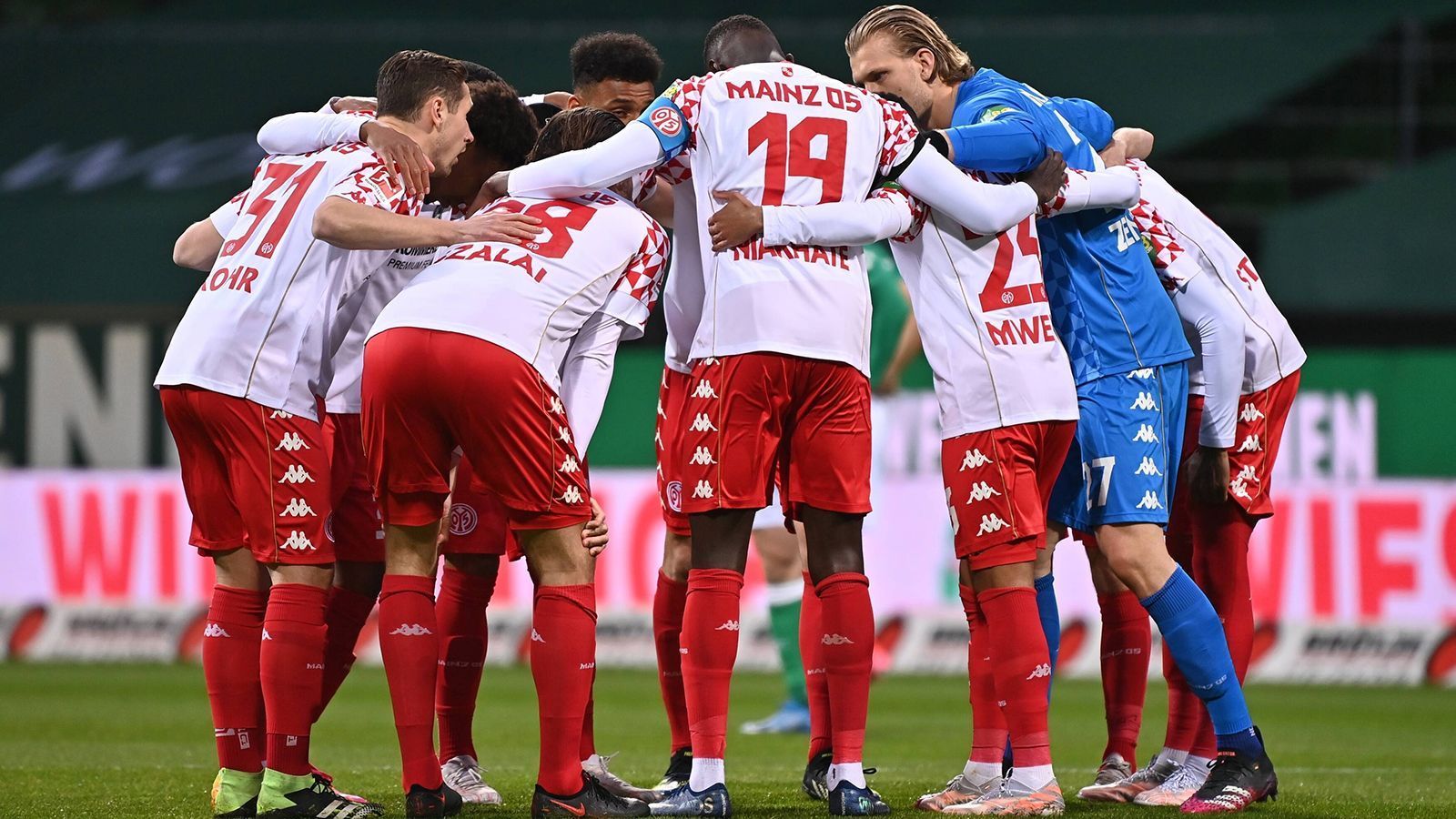 
                <strong>1. FSV Mainz 05 (2020/21)</strong><br>
                "Extremst abstiegsbedroht" – so hätte das Urteil über den 1. FSV Mainz 05 beim Blick auf die Tabelle der Hinrunde in der Saison 2020/21 lauten können. Nur sieben Punkte auf dem Konto, Platz 17 und schon acht Punkte Rückstand auf den Relegationsplatz verhießen nichts Gutes. Im Januar übernahm Bo Svensson das Ruder in Mainz und legte mit seiner neuen Mannschaft in der Rückrunde eine unfassbare Aufholjagd hin, die ihm kaum jemand zugetraut hatte. Die Mainzer holten neun Siege, drei Unentschieden und konnten dadurch schon vorzeitig den Klassenerhalt feiern. Die Saison schlossen sie mit Rang 12 ab. Betrachtet man nur die Tabelle der Rückrunde, standen sie dort sogar auf Tabellenplatz fünf zwischen dem VfL Wolfsburg und RB Leipzig.
              