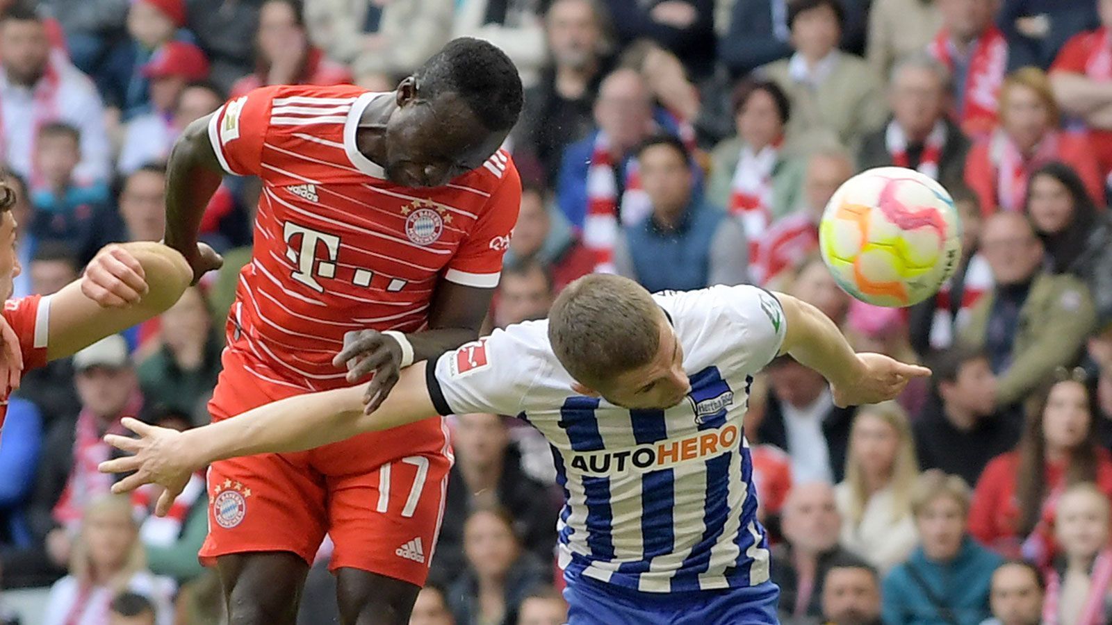 
                <strong>Sadio Mane </strong><br>
                Darf etwas überraschend in der Sturmspitze ran, ist dort aber weitgehend abgemeldet. Es passt ins Bild, dass er dann in der Nachspielzeit nach Comans Flanke freistehend den Ball nicht richtig trifft. Kurz nach der Pause noch mit einem Kopfball übers Tor (48.), dann gegen Müller ausgewechselt. ran-Note: 4
              