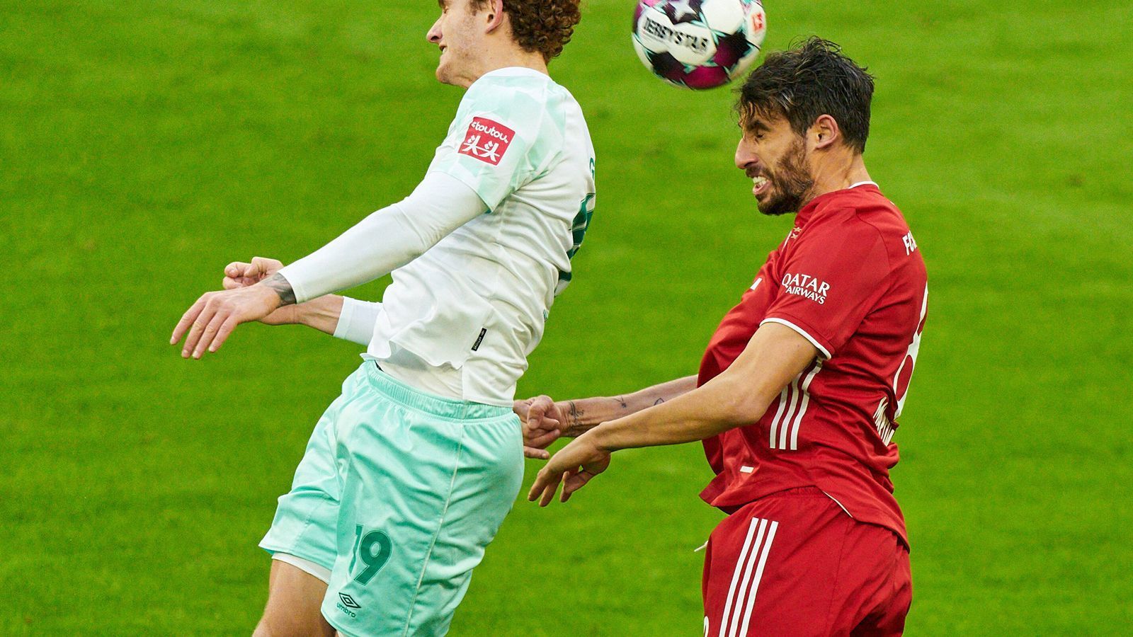 
                <strong>Javi Martinez</strong><br>
                Startet auf der Sechs, rückt nach Hernandez' Auswechslung in die Innenverteidigung. Zeigt dort über weite Strecken eine solide Leistung. Meistens zumindest solide aber eben auch nicht der Schnellste. Beim Gegentor wie die komplette Bayern-Mannschaft im Kollektivschlaf. ran-Note: 4
              