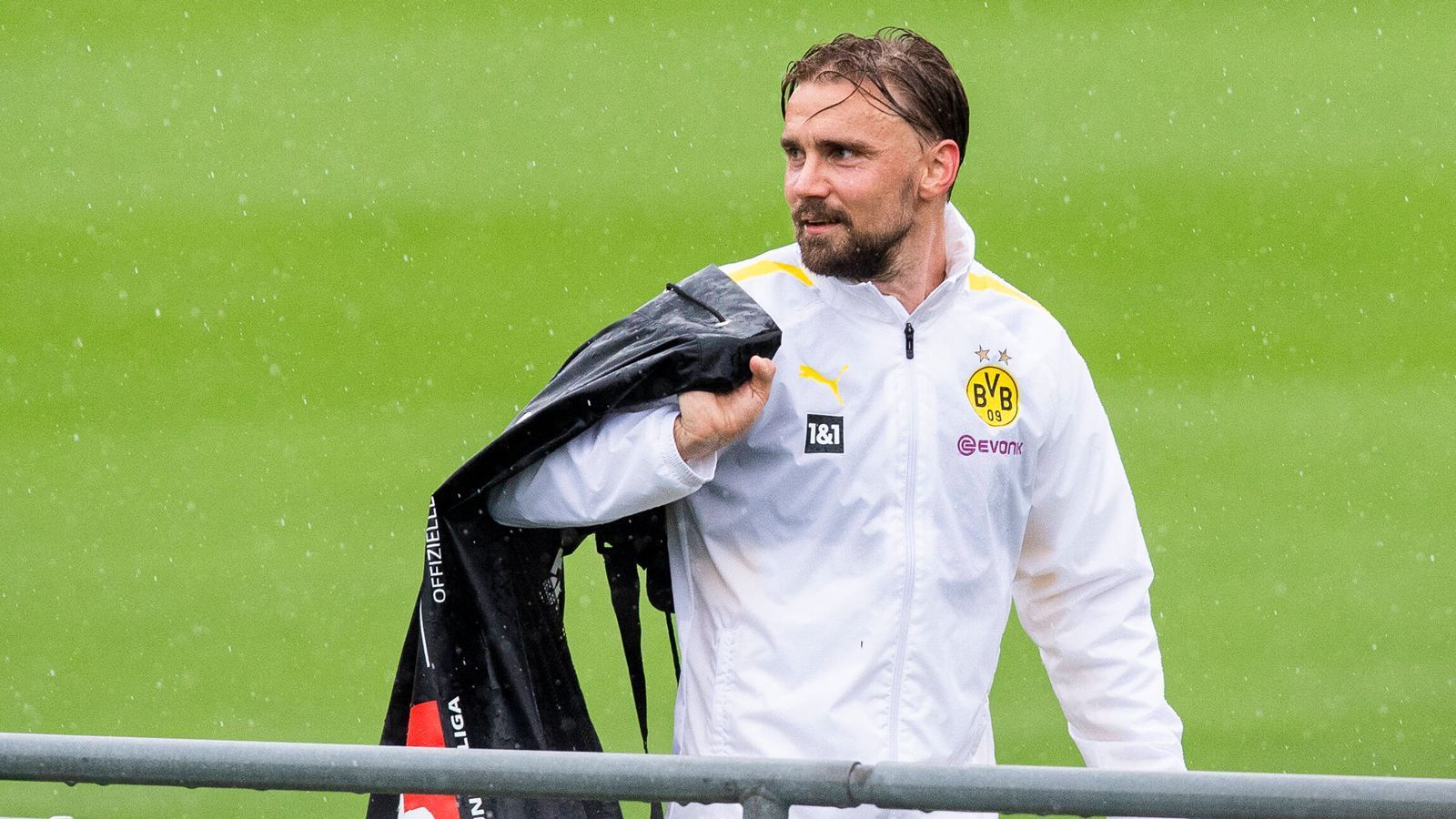 
                <strong>Platz 1: Marcel Schmelzer (Borussia Dortmund)</strong><br>
                &#x2022; Im Verein seit: 01.07.2008 (13 Jahre, neun Monate und 18 Tagen)<br>&#x2022; Vertrag bis zum: 30.06.2022<br>&#x2022; Pflichtsspiele für den Verein: 367<br>
              