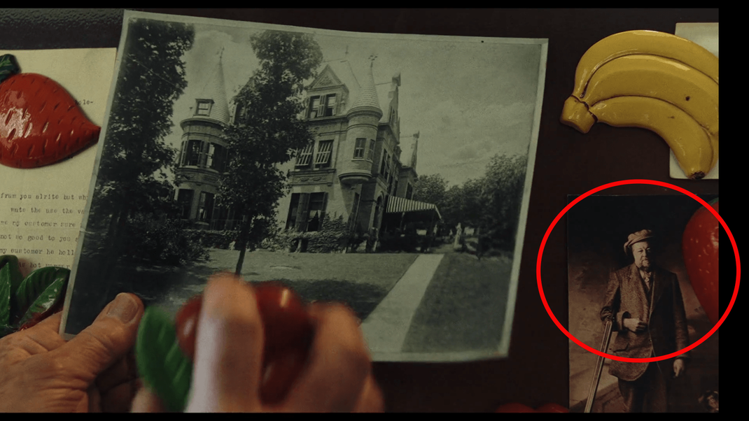 Ein Easter Egg in Minute 53:05 als Tribut an den verstorbenen Schauspieler und Magier Ricky Jay.