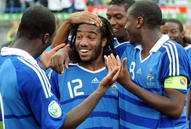 
                <strong>Alexandre Lacazette (2011)</strong><br>
                Fünf Turniertreffer schaffte 2011 ein gewisser Alexandre Lacazette, heute bekannter Torjäger von Olympique Lyon. Der Franzose sorgte damit quasi im Alleingang für Platz 3 bei der WM. Nach seiner aktuell starken Saison in Lyon stehen viele Klubs Schlange.
              