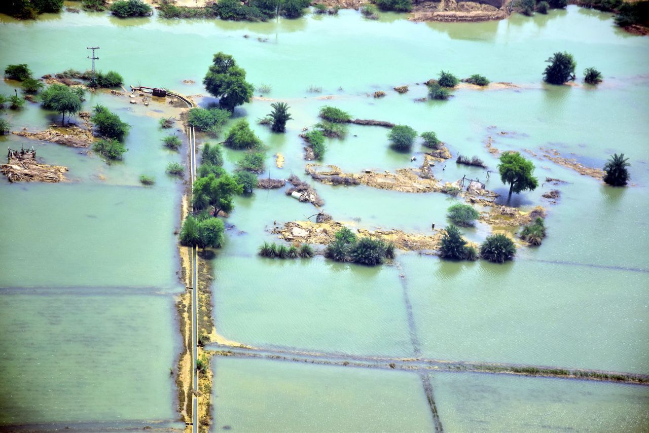 Knapp ein Drittel des Landes steht unter Wasser: Jeder siebte Mensch in Pakistan ist laut Schätzungen direkt von der Flut betroffen. 