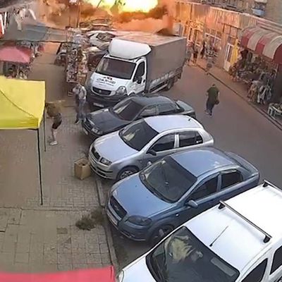 In Kostjantyniwka in der Ostukraine schlägt am helllichten Tag ein Geschoss auf einem Marktplatz ein.