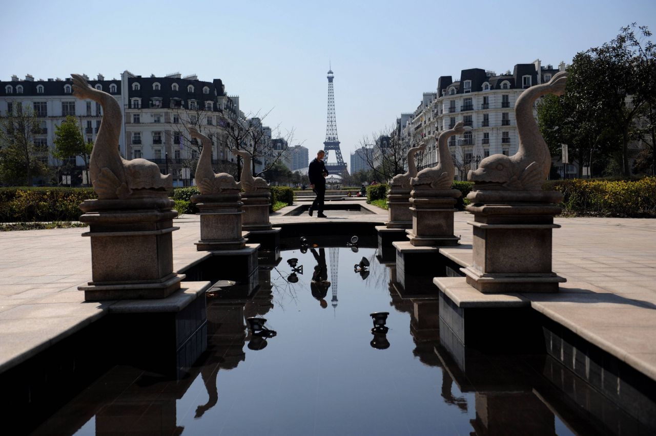 Eine 108 Meter hohe Kopie des Eiffelturms (324 Meter) thront in Tianducheng, einem Vorort von Hangzhou im Osten Chinas. Und nicht nur das, für "Paris II" kupferte man noch mehr von der französischen Hauptstadt ab: den Arc de Triomph, die Champs-Élysées und die Mona Lisa - jedoch ohne das Louvre-Museum. Das Schloss Versaille, das in der gleichnamigen Nachbarstadt von Paris steht: mitkopiert. 10.000 Menschen sollten in Tianduch