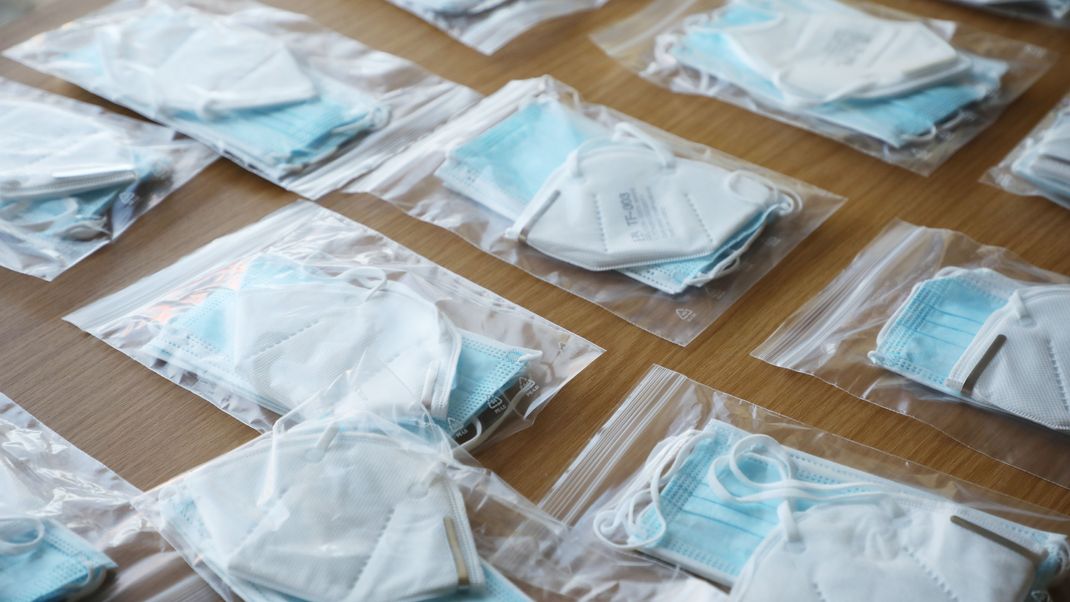 Tüten mit FFP2-Masken und OP-Masken liegen auf einem Tisch des Bürgerhauses in Weimar.