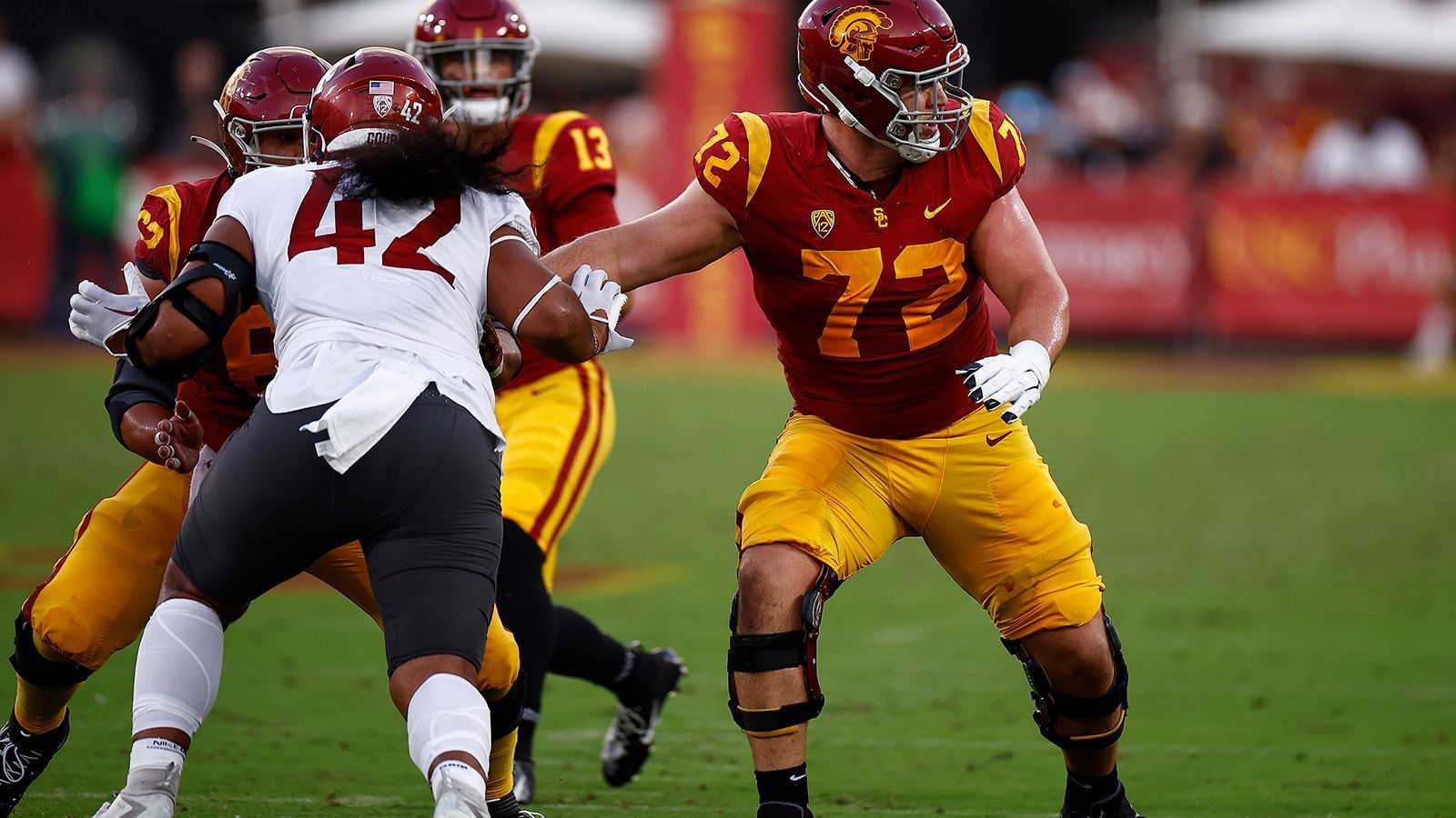 
                <strong>Andrew Vorhees, Guard, USC Trojans</strong><br>
                Beim NFL Combine riß sich Andrew Vorhees das Kreuzband. Eine schwere Verletzung, wegen der er im Draft wahrscheinlich erst etwas später gewählt wird. Vorhees blickt auf eine langjährige und erfolgreiche College-Zeit zurück. Er sammelte in allen sechs Spielzeiten Einsatzminuten, stand bei über 3.400 Snaps in verschiedenen Positionen in der Offensive Line für die USC Trojans auf dem Feld. In der NFL dürfte er hauptsächlich als Guard auflaufen, der mit Physis und technischer Raffinesse gegnerische Pass Rusher blocken wird. Allerdings fehlt es ihm etwas an athletischen Elite-Fähigkeiten. 
              