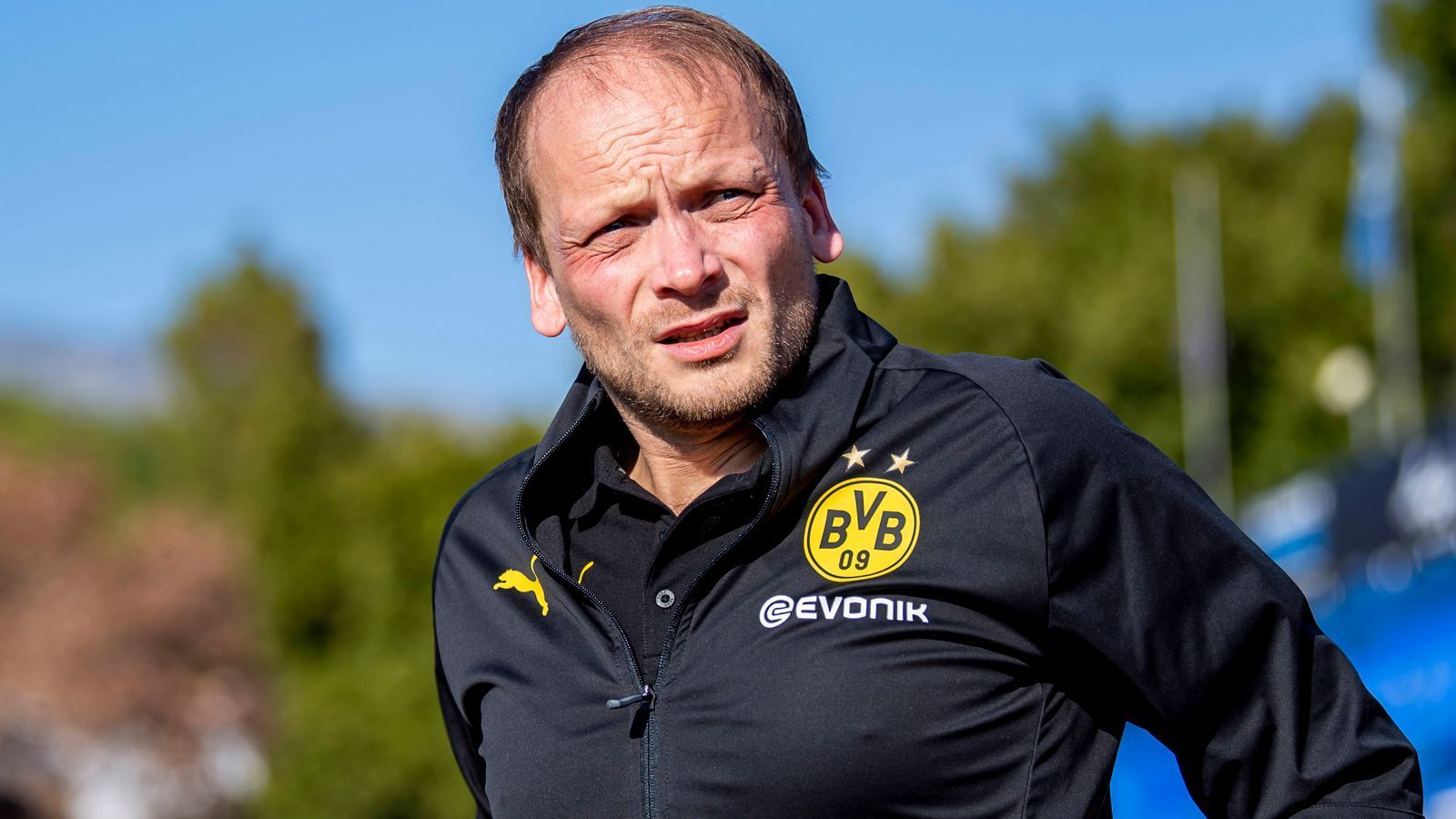 
                <strong>Borussia Dortmund: Chefscout Markus Pilawa</strong><br>
                Seit Anfang 2017 hat der gebürtige Bochumer Markus Pilawa als Chef in der Dortmunder Scoutingabteilung das Sagen. Der 42-Jährige begann seine Laufbahn als Scout beim VfL Bochum und war dort zwischenzeitlich auch noch Co-Trainer der zweiten Mannschaft. 2012 stieß Pilawa dann als Scout zum BVB und war zuletzt beim Transfer von Erling Haaland mittendrin. Bereits 2016 seien Pilawa und damit die Borussia auf den norwegischen Stürmer aufmerksam geworden. Seit damals beobachteten die Dortmunder den 1,94-Meter-Hünen laut Darstellung Pilawas bei "The Athletic" in jedem Spiel. Zum damaligen Zeitpunkt war Dortmund aber zu zögerlich und so machte Haaland den Zwischenschritt zu Red Bull Salzburg. 
              