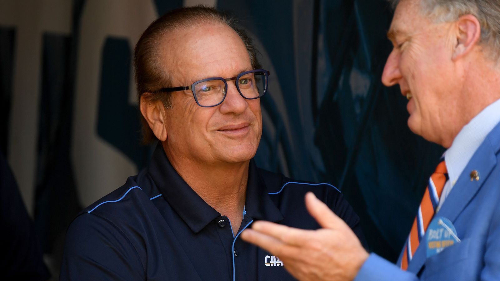 
                <strong>Los Angeles Chargers - Dean Spanos</strong><br>
                Alex Spanos war Gründer der Firma "A.G. Spanos Companies". 1984 kaufte er 60 Prozent der Chargers und besorgte sich weitere 27 Prozent, indem er kleinere Co-Eigentümer ausbezahlte. Nach seinem Tod im Jahr 2018 übernahm sein Sohn Dean die Franchise.
              