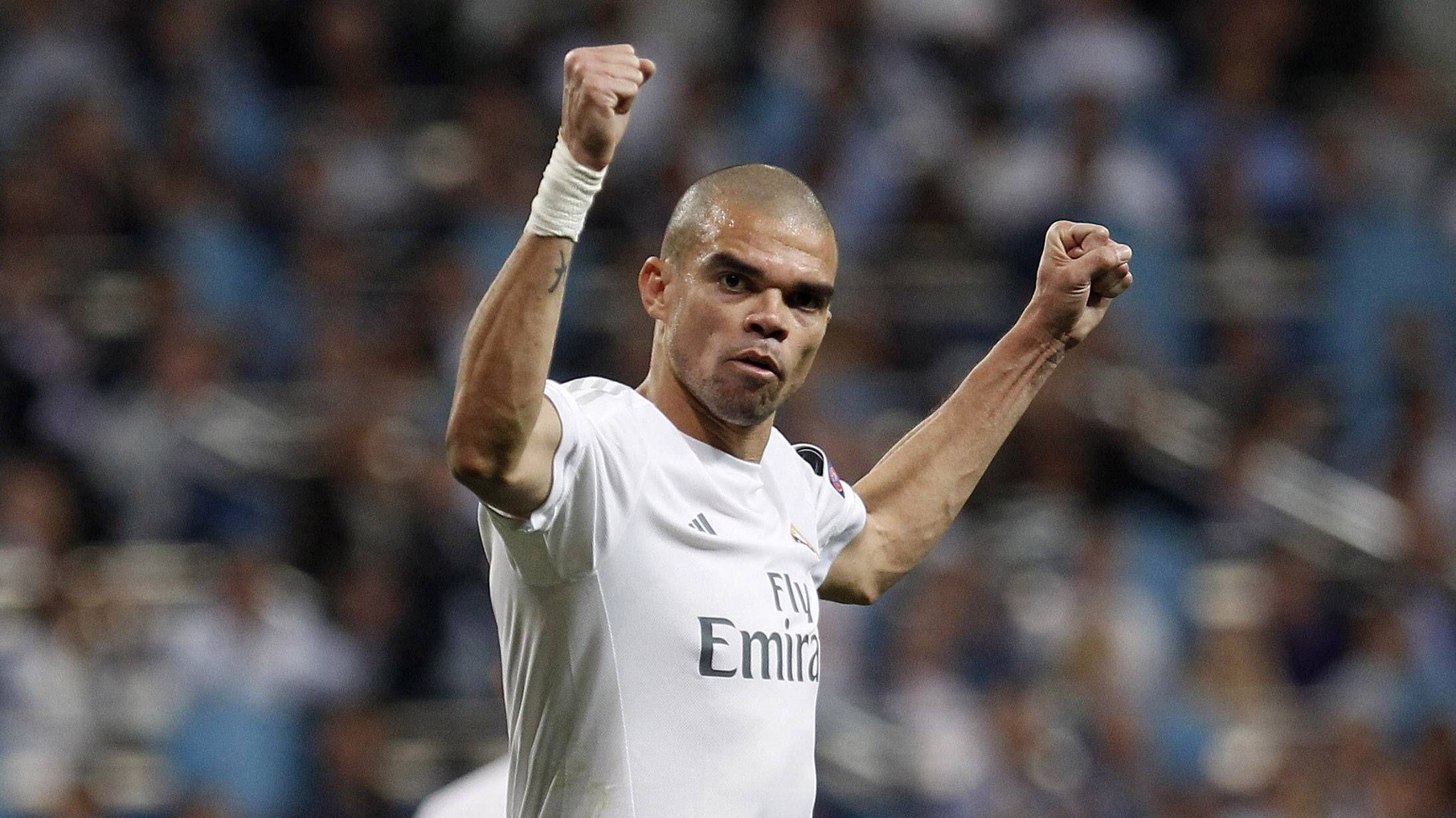 <strong>Innenverteidiger: Pepe</strong><br> Apropos knallharter Verteidiger! Selbstverständlich darf der aggressive Portugiese in Benzemas Abwehr nicht fehlen. Pepe spielte von 2007 bis 2017 bei den Königlichen. Aktuell verteidigt er trotz seines fortgeschrittenen Fußballeralters von 40 Jahren in alter Manier beim portugiesischen Erstligisten FC Porto.