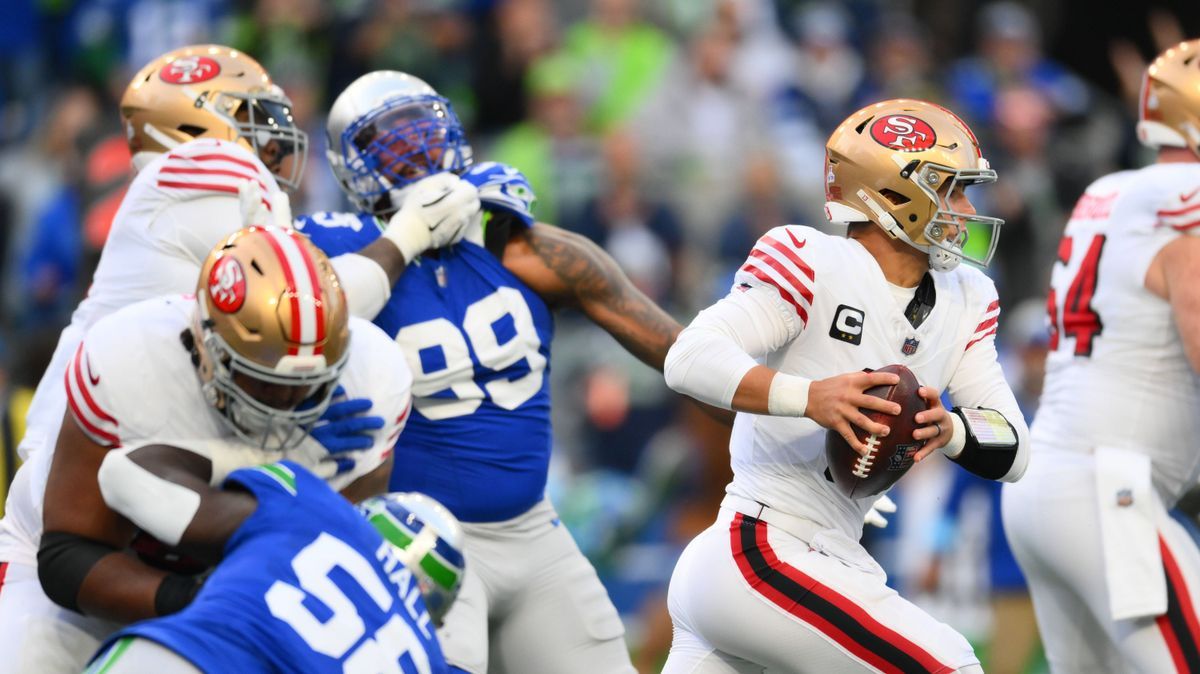 NFL, American Football Herren, USA San Francisco 49ers at Seattle Seahawks Oct 10, 2024; Seattle, Washington, USA; San Francisco 49ers quarterback Brock Purdy (13) carries the ball against the Seat...