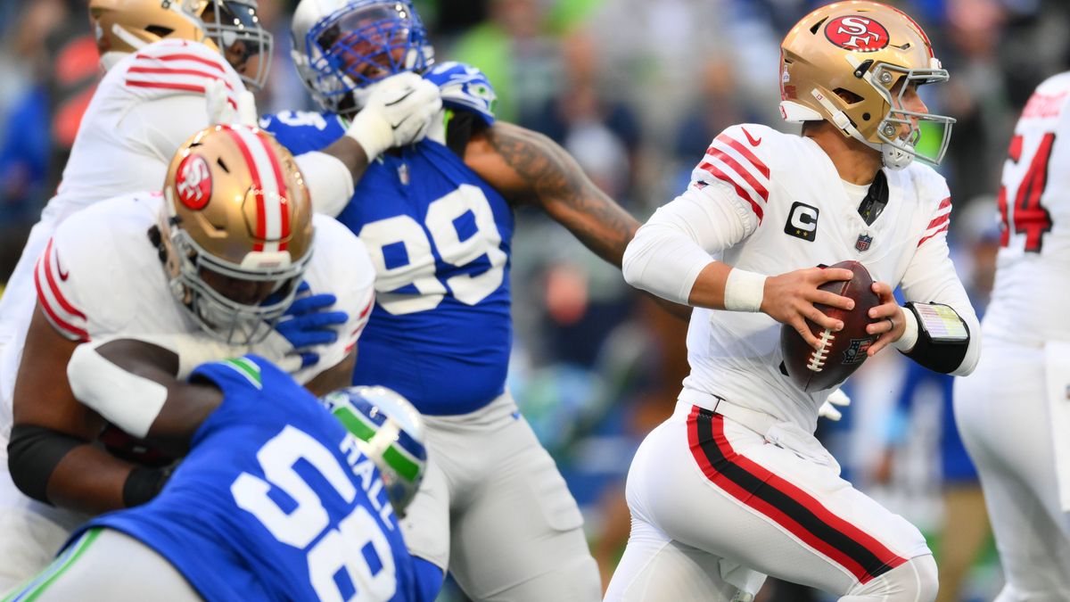 NFL, American Football Herren, USA San Francisco 49ers at Seattle Seahawks Oct 10, 2024; Seattle, Washington, USA; San Francisco 49ers quarterback Brock Purdy (13) carries the ball against the Seat...