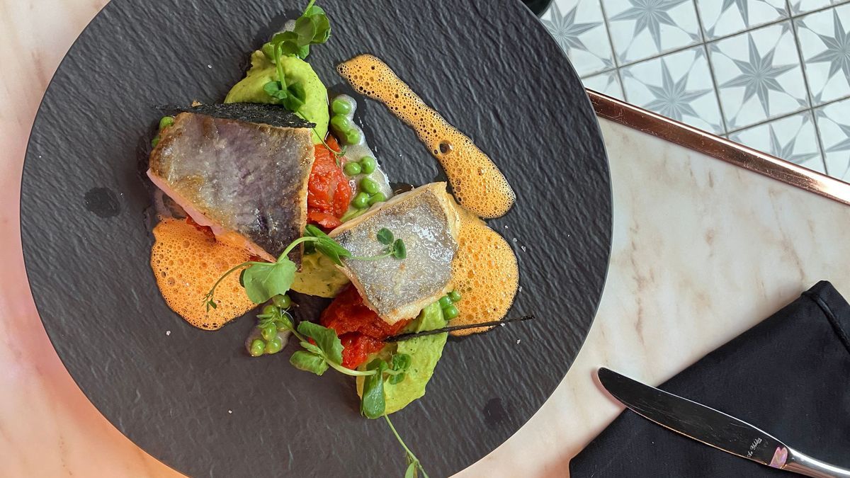 Fischfilet mit Erbsenpüree, Tomaten-Sugo und Hummerschaum