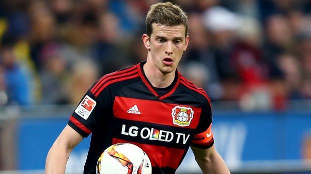 
                <strong>Bayer Leverkusen</strong><br>
                Bayer Leverkusen: Lars Bender. Zwar war der Mittelfeldspieler in der zurückliegenden Spielzeit immer wieder verletzt, dennoch dürfte er erneut als Kapitän in die Saison 2016/2017 gehen. Fällt Bender aus, wird wieder Ömer Toprak die Binde tragen.
              