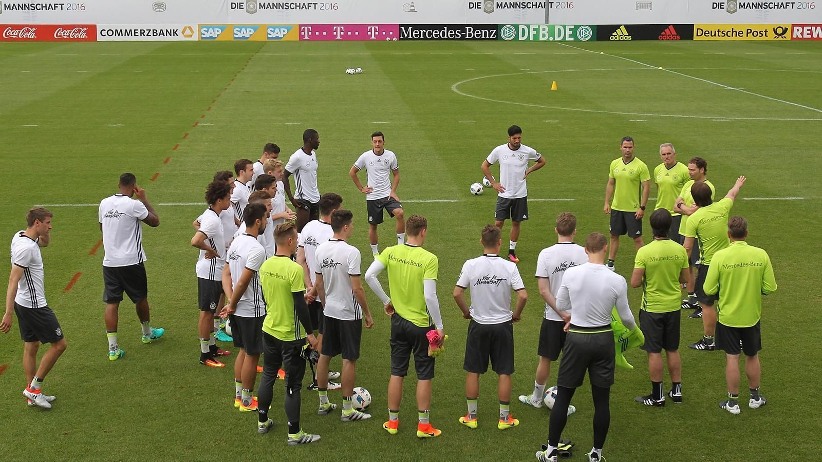 
                <strong>23. Mai - Trainingslager</strong><br>
                Am 23. Mai bezieht das DFB-Team das Trainingslager in Eppan in Südtirol. Hier wurde bereits 2014 der Grundstein zum WM-Titel in Brasilien gelegt. Bundestrainer Joachim Löw muss zunächst auf acht Nationalspieler verzichten, die erst am 25. Mai bzw. eine Woche später zur Mannschaft dazu stoßen. Das DFB-Team bleibt bis 7. Juni in Südtirol. 
              