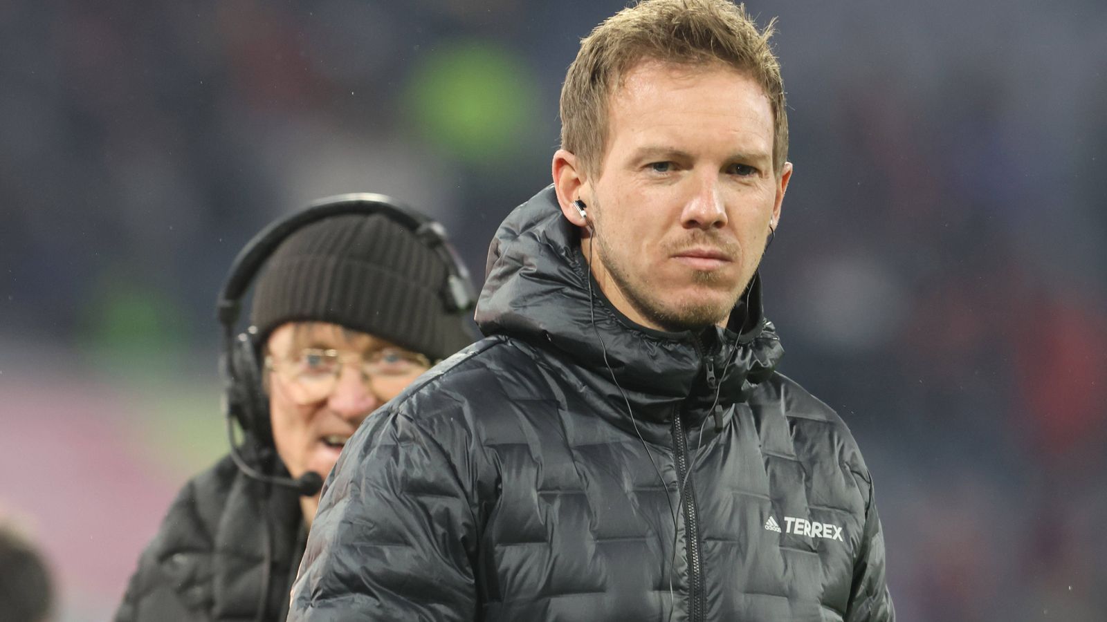 
                <strong>Verlierer: Julian Nagelsmann (FC Bayern)</strong><br>
                Wenn am Ende sogar der Rasen kritisiert wird, wird es skurril. Doch Bayerns Trainer Julian Nagelsmann knöpfte sich nach dem 1:1 gegen Eintracht Frankfurt tatsächlich auch das Geläuf in der Allianz Arena vor. "Der Platz ist nicht leicht zu bespielen. Wir rutschen die ganze Zeit aus. Wenn es dann sehr eng wird, und du hast so kleine, schnelle Bewegungen...", sagte der 35-Jährige. Man muss dazu sagen: Auch die NFL-Stars hatten sich im November über den Platz beschwert. Doch Fakt ist: Drei Mal 1:1 zum Start in das neue Jahr ist viel zu wenig für die Ansprüche der Bayern. Eine Woche ist das neue Fußball-Jahr alt, und schon hat Nagelsmann wieder diverse Brände zu löschen.
              