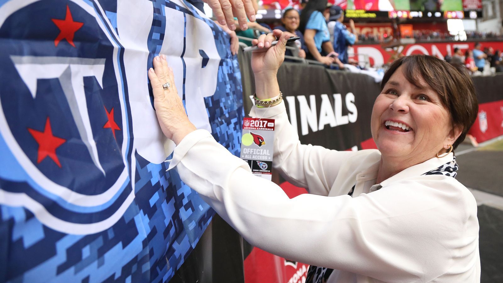 
                <strong>Amy Adams Strunk (Besitzerin Tennessee Titans)</strong><br>
                Amy Adams Strunk ist seit 2015 Controlling Owner der Titans. Zuvor hatte ihre Schwester Susie Adams Smith diese Position inne. Strunk ist als Tochter des ehemaligen Team-Besitzers Bud Adams gemeinsam mit weiteren Familienmitgliedern Halterin eines Minderheitsanteils an der Franchise. Gleichzeitig ist sie stellvertretende Vorsitzende im Aufsichtsrat. Die Besitzerin leitete einige grundlegende Änderungen ein, so wurde beispielsweise Mike Vrabel zum Head Coach ernannt. Seit ihrem Dienstantritt stand das Team dreimal in den Playoffs.
              