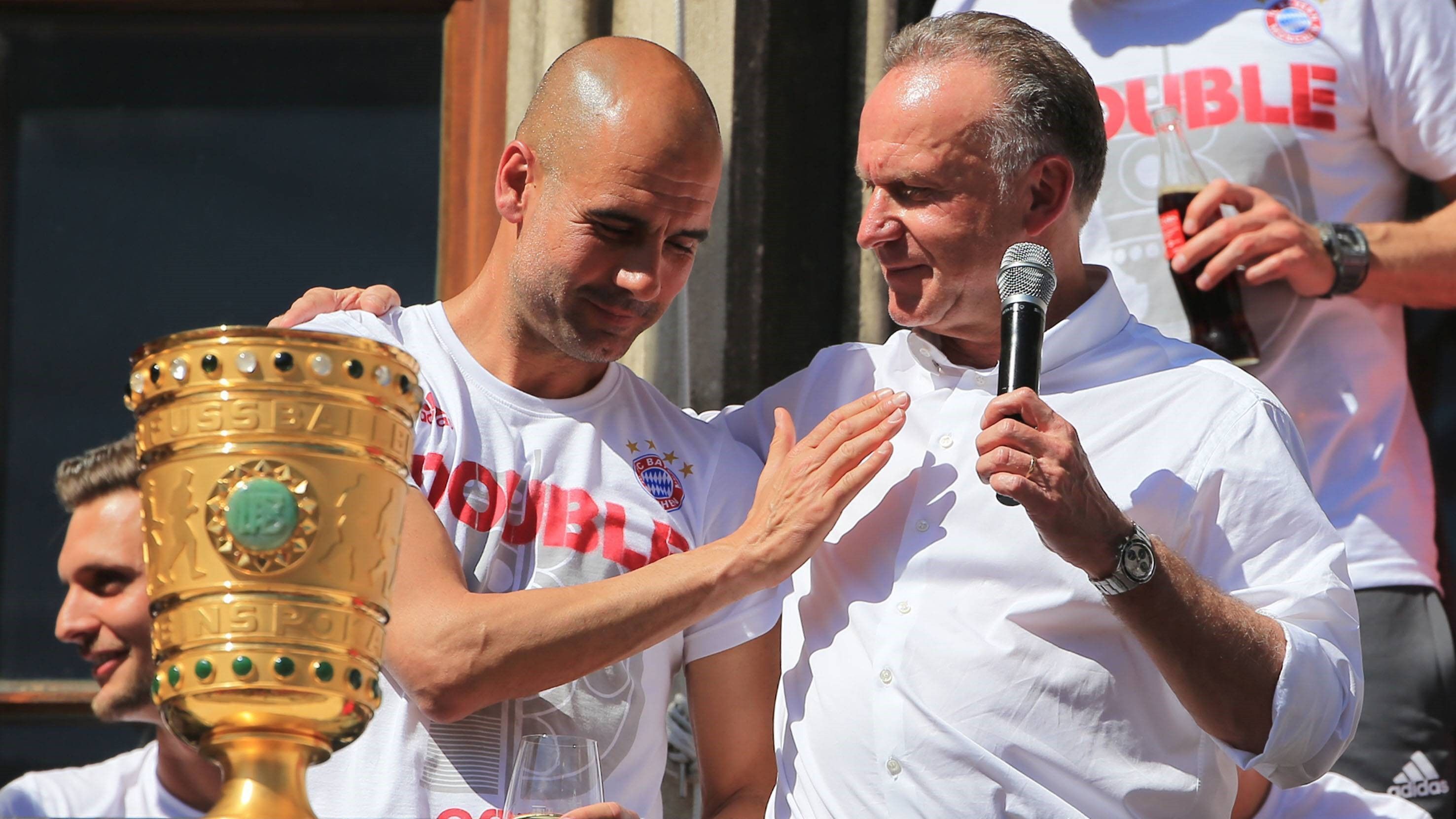 
                <strong>Saison 2015/2016 - Titel Nummer vier</strong><br>
                Aber die Gefühlslage bei den Münchnern schien ob des Abschieds gemischt zu sein. Denn Guardiolas Fußball schnürte nicht nur die Gegner ein, sondern auch ein wenig die eigene Mannschaft. Zudem war es doch nichts geworden mit der großen europäischen Dominanz. Wieder war im Halbfinale der Champions League Schluss gewesen - so ging Guardiola trotz drei Meistertiteln gewissermaßen als Unvollendeter zu Manchester City.
              