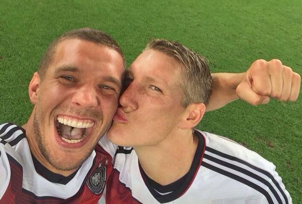 
                <strong>Die Bros</strong><br>
                Eins der wohl schönsten Selfies nach dem WM-Finale in Brasilien: Mitten im Titel-Jubel drückt Bastian Schweinsteiger Lukas Podolski einen Schmatzer auf die Wange - eine Reminiszenz an ihre Anfänge. Seit zehn Jahren schon spielen die beiden gemeinsam in der Nationalmannschaft.
              