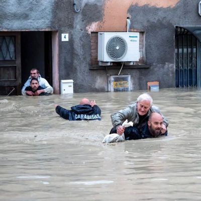 Katastrophe in Italien: Carabinieri tragen Anwohner huckepack durch die überschwemmten Straßen.