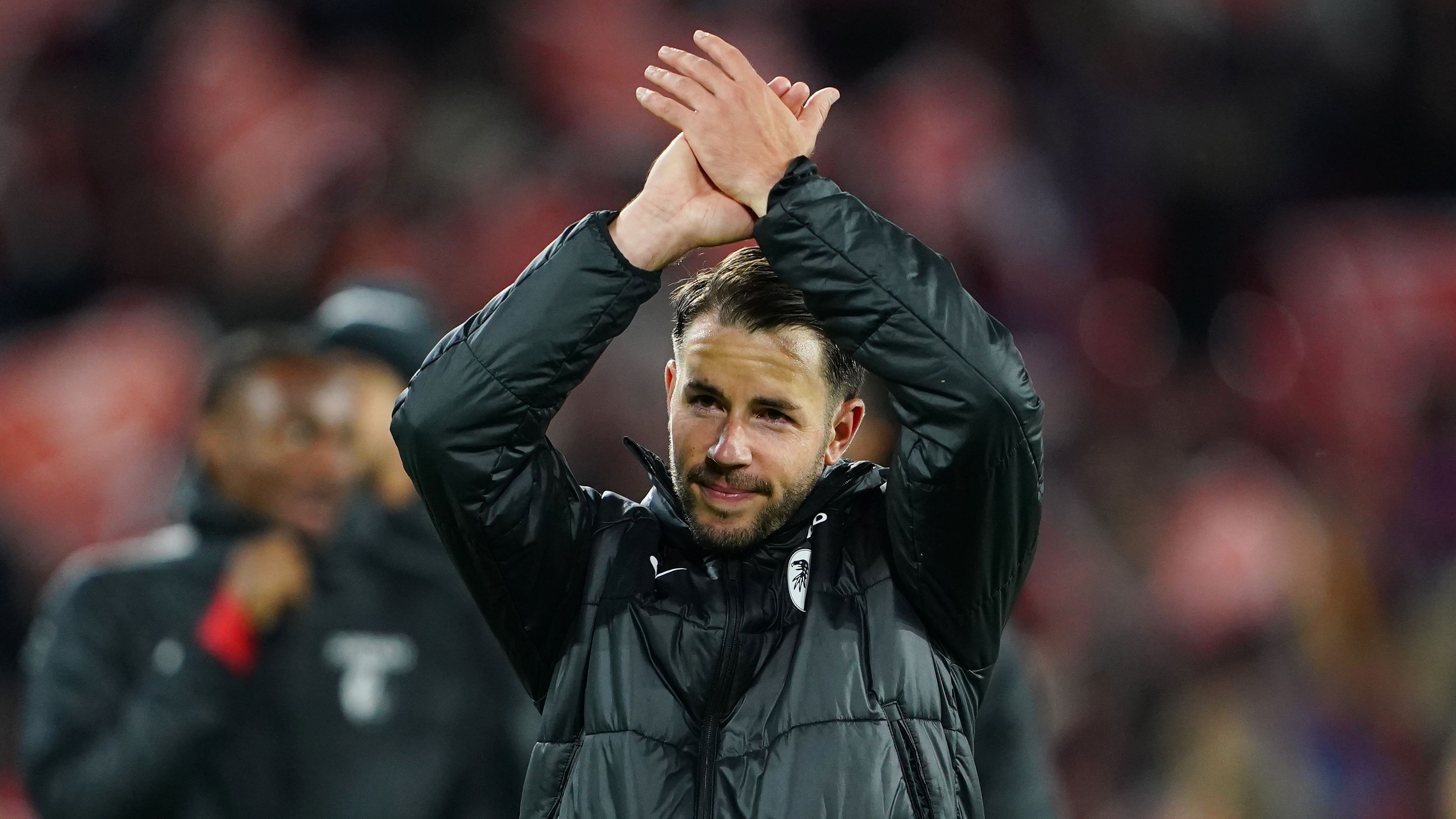 <strong>Die Rekordspieler der Bundesligisten</strong><br><em>Der Freiburger Ikone fehlt nur noch ein Einsatz, um zum alleinigen Rekordspieler des Sport-Clubs aufzusteigen. Am Donnerstagabend hat er die Chance, in der Europa League beim Auswärtsspiel in Nizza <a href="https://www.ran.de/sports/ticker/ma11586947/liveticker?from=%2Fsports%2Ffussball%2Feuropa-league%2Fspielplan">(ab 18:45 Uhr im Liveticker)</a>, alleiniger Rekordspieler des Bundesligisten zu werden.&nbsp;<strong>ran</strong>&nbsp;zeigt die Rekordspieler aller aktuellen Bundesligisten. (Stand: 6. November 2025 / Quelle: transfermarkt.de)</em>