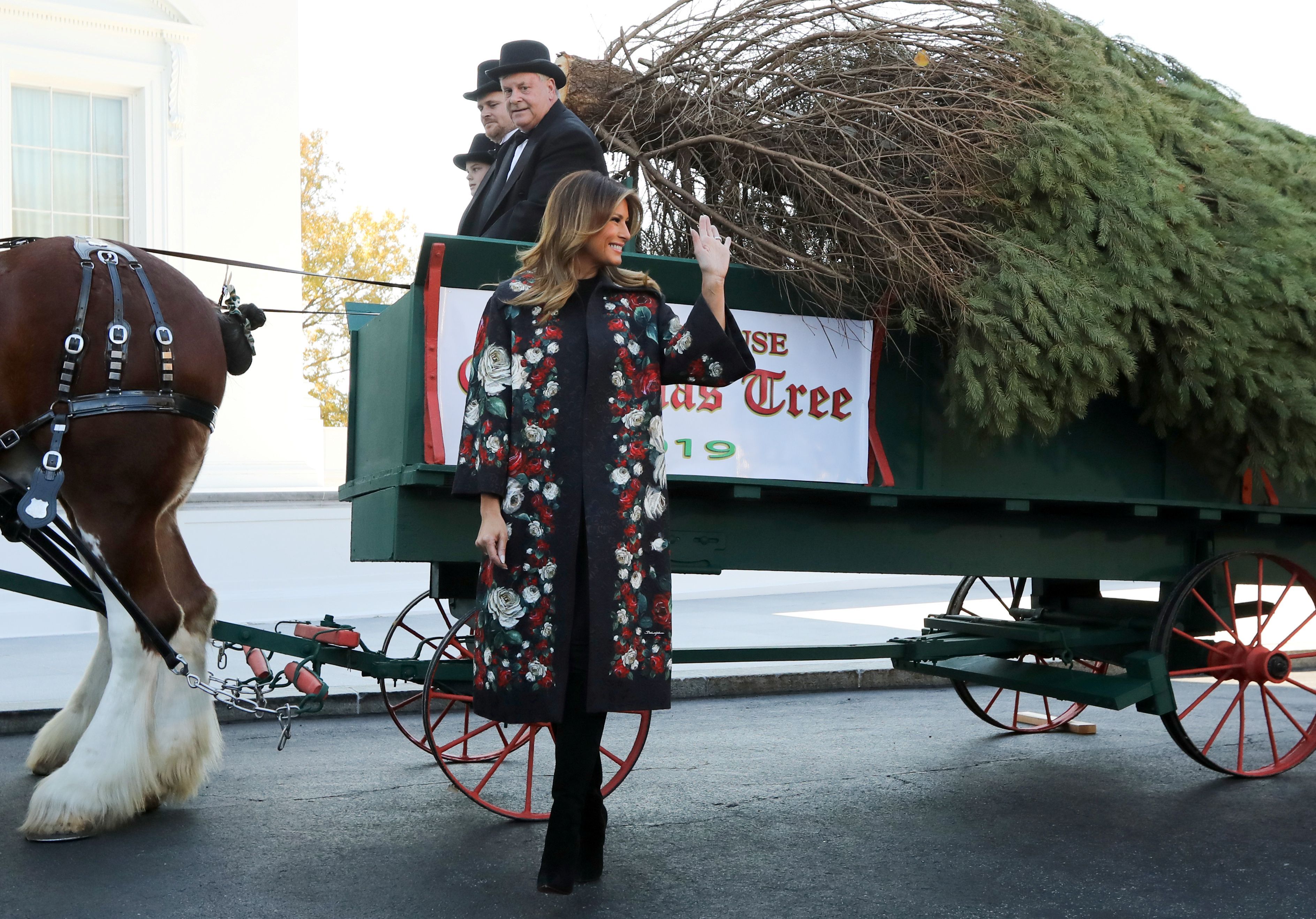 2019 nimmt Melania Trump den Baum alleine in Empfang ...