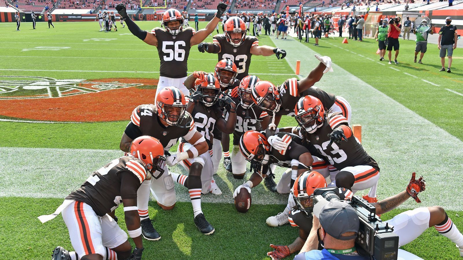 
                <strong>Cleveland Browns (Week 17 in Cleveland)</strong><br>
                Last but not least wartet die letzte potenzielle Hürde der Steelers in Ohio: Baker Mayfield und die Cleveland Browns. Wie einige andere Teams in dieser Galerie verfügen auch die Browns über eine talentierte Mannschaft, die allerdings sehr von den Leistungen ihres Quarterbacks abhängig ist. Erwischt Mayfield einen guten Tag ist nahezu alles möglich, spielt er wie im ersten Aufeinandertreffen in Pittsburgh (zwei Interceptions, nur 119 Yards), könnte die Partie schnell außer Kontrolle geraten. Mit einer Bilanz von 5-3 sind die Browns noch mitten im Playoff-Rennen und könnten mit einem Sieg am letzten Spieltag der Saison die Postseason-Teilnahme klar machen.
              