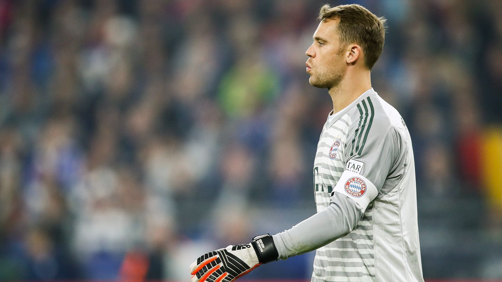 
                <strong>Manuel Neuer (Torhüter)</strong><br>
                Wurde von den Freiburgern kaum geprüft - bis in die 89. Minute, als Lucas Höler zum Ausgleich für die Freiburger traf. In der ersten Halbzeit noch im Glück nach einem Absprachefehler mit Boateng, als er aus dem Kasten kam und mit dem Innenverteidiger zusammenprallte. Kurz vor dem Schluss bei besagtem Gegentreffer machtlos, als Boateng und Niklas Süle in der Abwehrzentrale pennen. ran-Note: 3
              