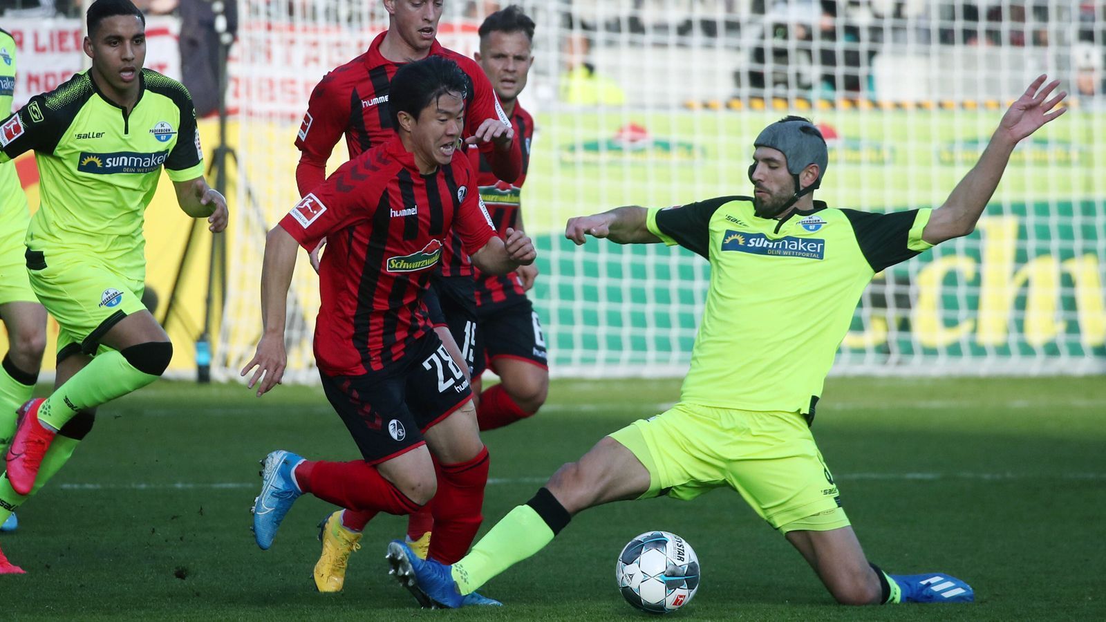 
                <strong>Böser Bube! Paderborns Klaus Gjasula stellt Gelb-Rekord ein</strong><br>
                Paderborns Routinier Klaus Gjasula (re.) feierte am 19. Spieltag mit den Ostwestfalen einen überraschenden 2:0-Auswärtssieg in Freiburg. In dieser Begegnung stellte der 30-Jährige einen (nicht gerade rühmlichen) Bundesliga-Rekord ein. Bei seinem 18. Saison-Einsatz sah Gjasula schon seine zehnte Gelbe Karte - exakt für dieses Einsteigen gegen Chang-Hun Kwon (li.). In der Bundesliga-Historie hat bei dieser Anzahl an Einsätzen nur Uerdingens Helmut Rahner in der Saison 1992/93 ebenfalls zehn Verwarnungen bei 18 Spielen kassiert. Die meisten Gelben Karten innerhalb einer Bundesliga-Saison sah in der Spielzeit 1998/99 der damalige Duisburger Tomasz Hajto. Der Pole kassierte in diesem Zeitraum 16 Verwarnungen. (Quelle: Optafranz/twitter)
              