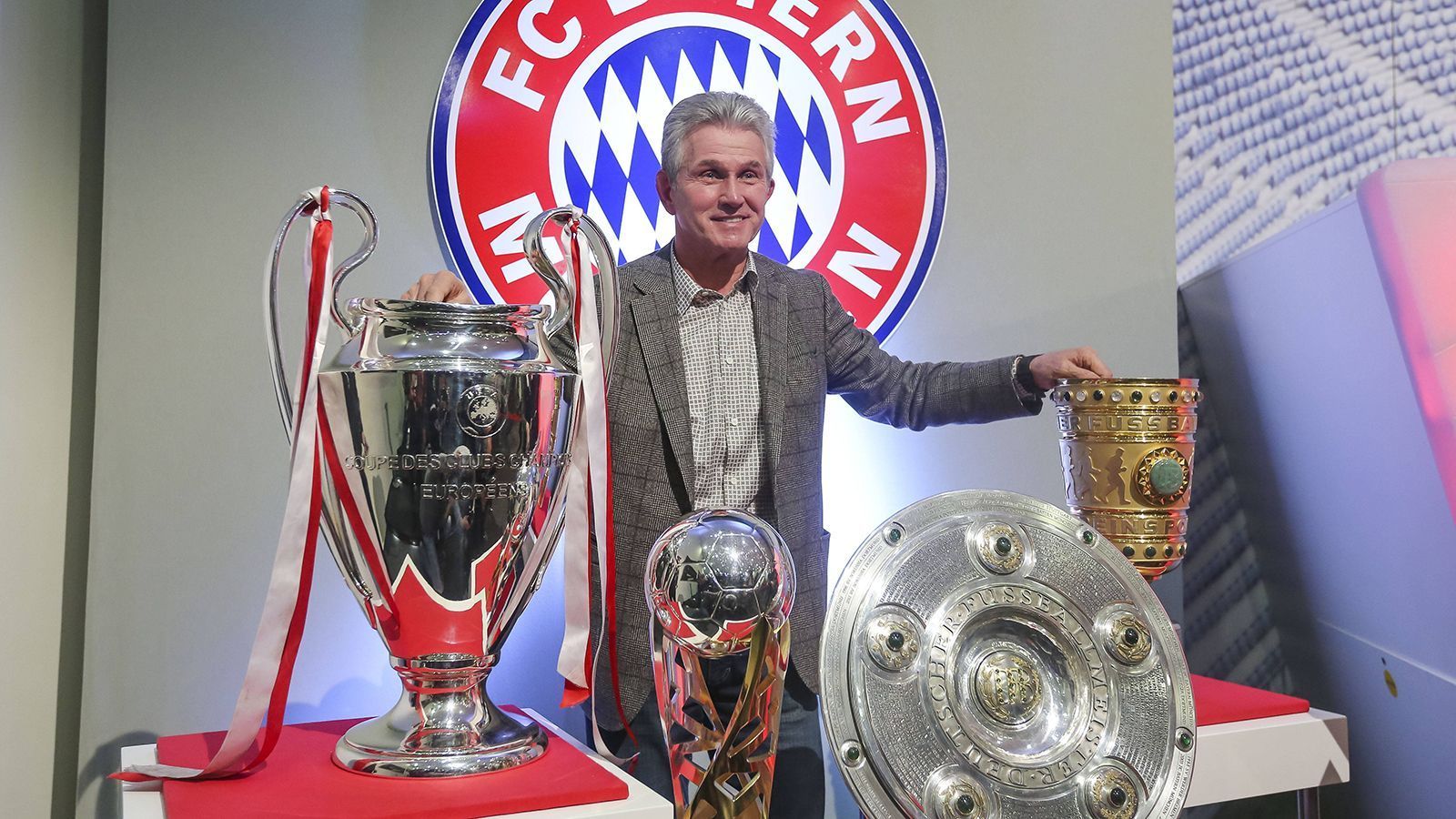 
                <strong>Trainer: Jupp Heynckes</strong><br>
                Auf der Trainerposition ist das Rennen eng wie nirgends. Pep Guardiola brachte den Wow-Fußball nach München, Ottmar Hitzfeld läutete das Jahrtausend mit den größten Erfolgen zu dieser Zeit ein. Aber auch bei ran zählen Ergebnisse. Am Ende heißt es: "Triple wins". Und das hat Heynckes 2013 endlich nach München geholt. 
              