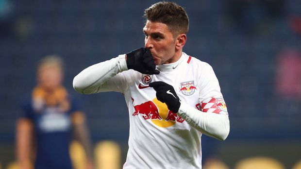 
                <strong>Jonathan Soriano (Beijing Sinobo Guoan)</strong><br>
                Jonathan Soriano (Beijing Sinobo Guoan): Der Katalane verlässt RB Salzburg nach fünf Jahren und geht mit nun 31 noch einmal für zwei Jahre nach China in die Hauptstadt Peking. Der Grund ist offensichtlich: Die Chinesen sollen Soriano pro Jahr acht Millionen Euro Gehalt bezahlen. Für Salzburg war der Verkauf mit einer Ablösesumme von kolportierten zehn Millionen Euro auch durchaus lukrativ. Beim letztjährigen Fünften Beijing Sinobo Guoan spielt neben Soriano auch der Ex-Leverkusener Renato Augusto.
              