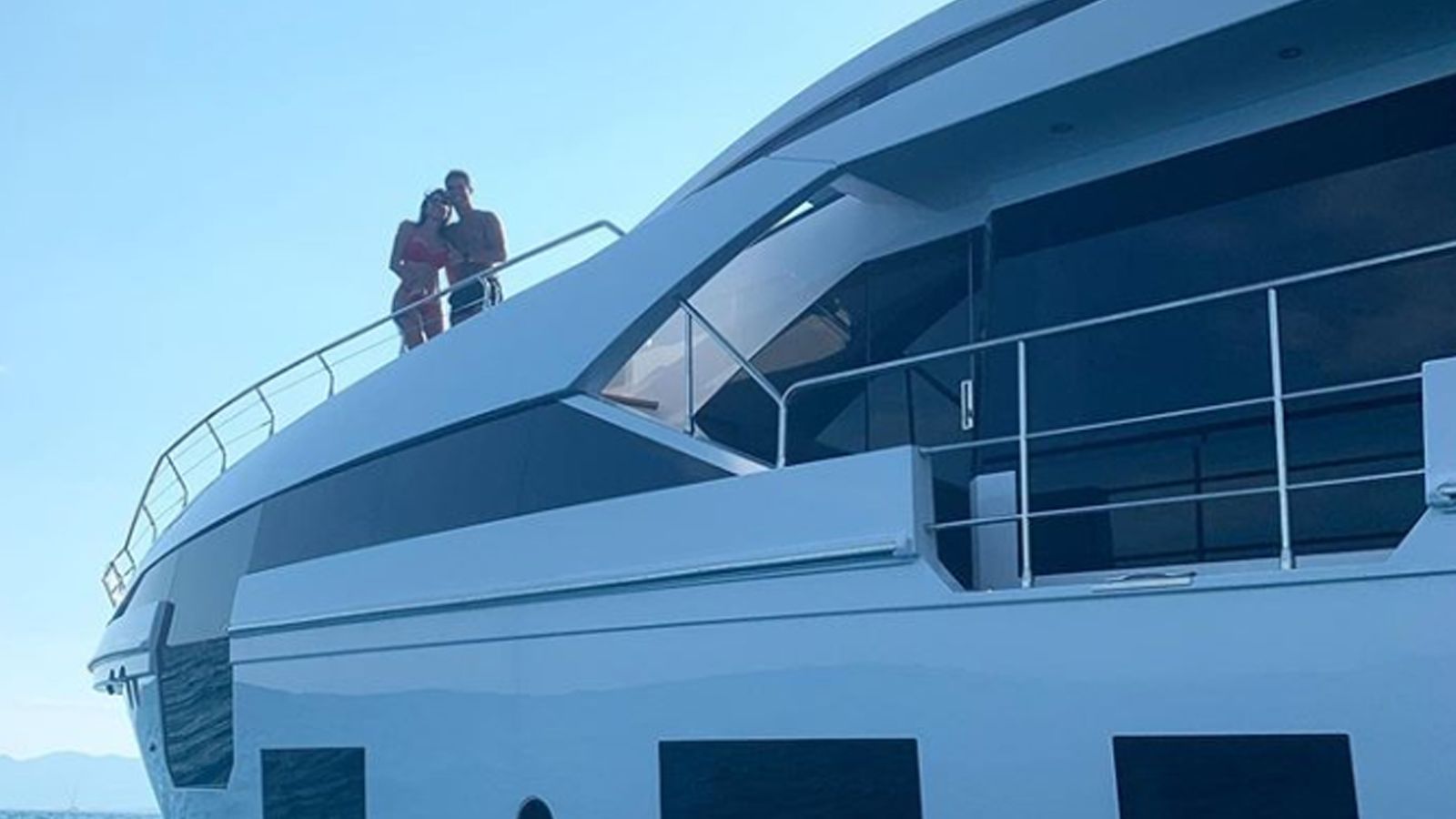 
                <strong>Pompös auf einer Mega-Yacht! So verbringt CR7 seine Freizeit</strong><br>
                Gemeinsam mit seiner aktuellen Lebensgefährtin Georgina Rodriguez schippert Cristiano Ronaldo auf einer Mega-Yacht übers Meer und lässt es sich sichtlich gut gehen.
              