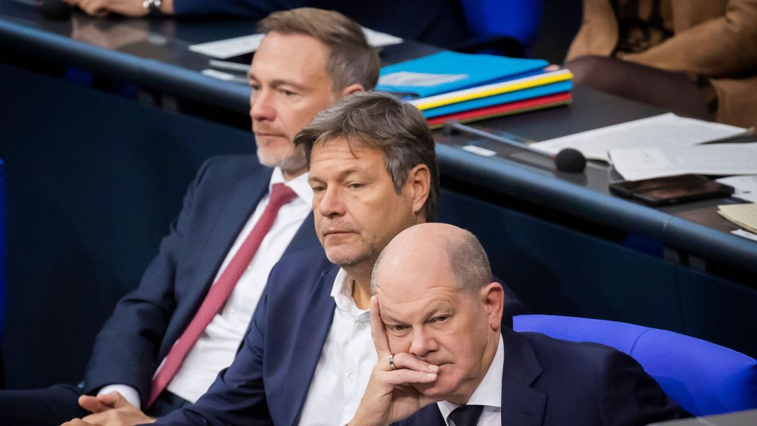 Bundeskanzler Olaf Scholz (SPD, rechts), Robert Habeck (Bündnis 90/Die Grünen, Mitte), Bundesminister für Wirtschaft und Klimaschutz, und Christian Lindner (FDP), Bundesminister der Finanzen.