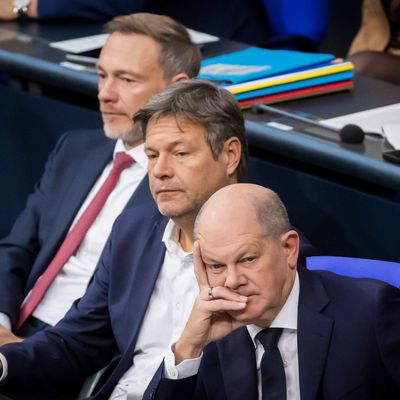 Bundeskanzler Olaf Scholz (SPD, rechts), Robert Habeck (Bündnis 90/Die Grünen, Mitte), Bundesminister für Wirtschaft und Klimaschutz, und Christian Lindner (FDP), Bundesminister der Finanzen