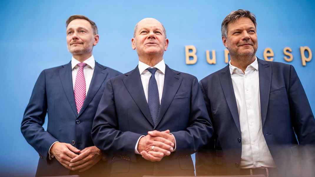 Bundeskanzler Olaf Scholz (Mitte) Robert Habeck (rechts), Bundesminister für Wirtschaft und Klimaschutz, und Christian Lindner, Bundesminister der Finanzen. Die Koalitionsparteien haben sich auf einen Entwurf zum Haushalt geeinigt.