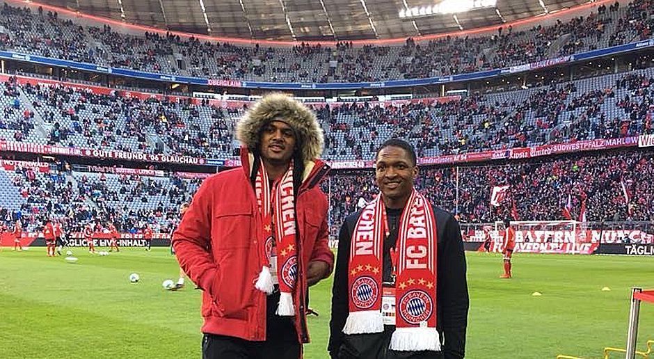 
                <strong>Deshaun Watson besucht Deutschland</strong><br>
                Ausgestattet mit einem Fanschal und einer Jacke in der richtigen Farbe zeigt sich der Quarterback der Houston Texans (l.) in der Allianz Arena, wo er ausgerechnet das torlose Unentschieden des deutschen Fußball-Rekordmeisters gegen Hertha BSC verfolgt. Künstlerpech.
              