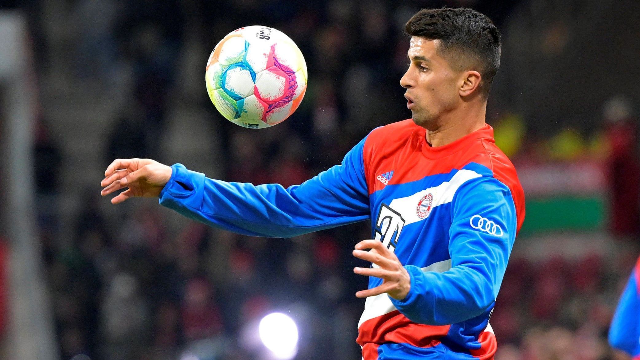 
                <strong>Joao Cancelo</strong><br>
                Und noch einmal war Salihamidzic da, als ein Spieler nicht zufrieden war mit seinem Klub. Im Fall von Joao Cancelo ist der Transfer aber deutlich beeindruckender als der von Blind. Denn der Portugiese gehört zum Besten, was der Weltfußball auf der rechten Abwehrseite zu bieten hat. Der 28-Jährige war bei Manchester City unter Pep Guardiola in Ungnade gefallen, Salihamizic hat ihn für ein halbes Jahr nach München gelotst - und damit eine Königslösung für das langjährige Problem hinten rechts gefunden. Brazzo-Note: 1
              