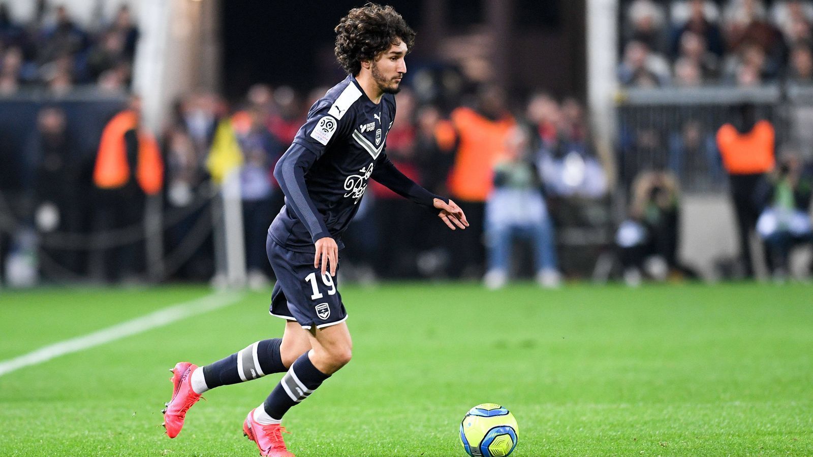 
                <strong>Yacine Adli (heute Girondins Bordeaux)</strong><br>
                Ebenfalls innerhalb Frankreichs wechselte Anfang 2019 das damalige PSG-Juwel Yacine Adli. Der offensive Mittelfeldspieler schloss sich Girondins Bordeaux an, nachdem er nur ein halbes Jahr zuvor seinen ersten Profivertrag bei PSG unterschrieben hatte. Doch auf die Vertragsunterzeichnung folgten dann nur sieben Einsatzminuten bei den Profis - wohl zu wenig für das Talent Adli. So entschied sich der früh als Wunderkind gehypte Jungstar zu einem Abgang. Für den Verkauf kassierte Paris St. Germain wohl um die fünf Millionen Euro Ablöse. 
              