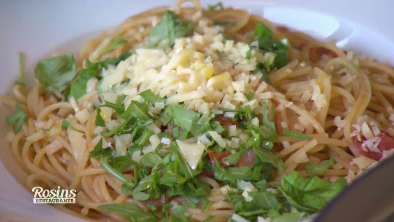 Spaghetti mit Tomatensugo und Rucola