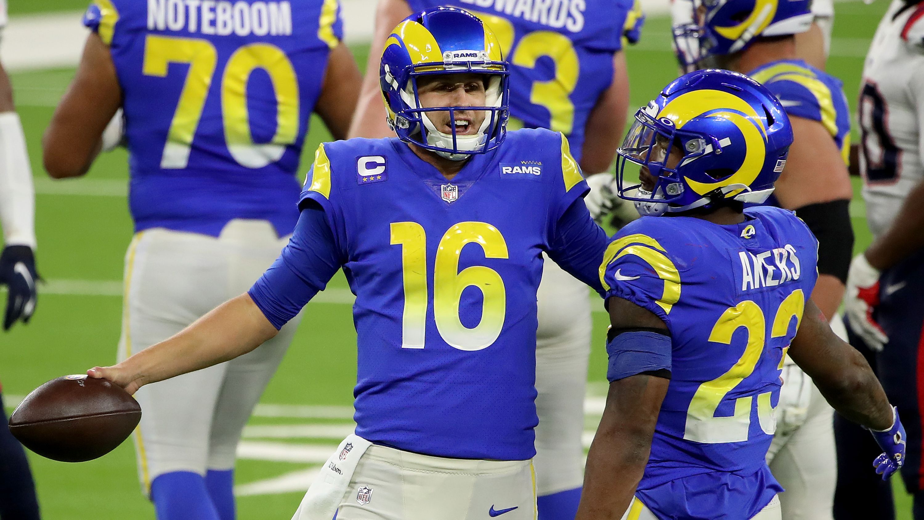 
                <strong>Los Angeles Rams (vs. Jets, @ Seahawks, vs. Cardinals)</strong><br>
                Die Rams stehen zwar schon mit eineinhalb Beinen in den Playoffs, der Kampf um den Sonnenplatz in der NFC West ist jedoch weiterhin in vollem Gange. Mit den Seahawks und Cardinals hat LA dabei noch reichlich Konkurrenz. Es könnte allerdings auch passieren, dass die Division dieses Jahr drei Playoff-Teilnehmer stellt. Nach dem beeindruckenden Sieg über die Patriots bekommen es die Rams nun zunächst mit den Jets zu tun. Das Finish hat es aber in sich. Zunächst geht es zu den Seahawks, abschließend folgt dann das mögliche Endspiel um eine bessere Playoff-Platzierung gegen die Cardinals. Mehr Spannung geht nicht! Aber Vorsicht! Auch wenn die Defensive Line – Aaron Donald lässt herzlich grüßen - bockstark agiert und den Gameplan des Gegners gerne mal umwirft, bleibt die Achillesferse des Teams erhalten: Quarterback Jared Goff spielt eine inkonstante Saison und neigt gerade, wenn er den Football nicht zeitig los wird, weiterhin zu unnötigen Turnovern.
              