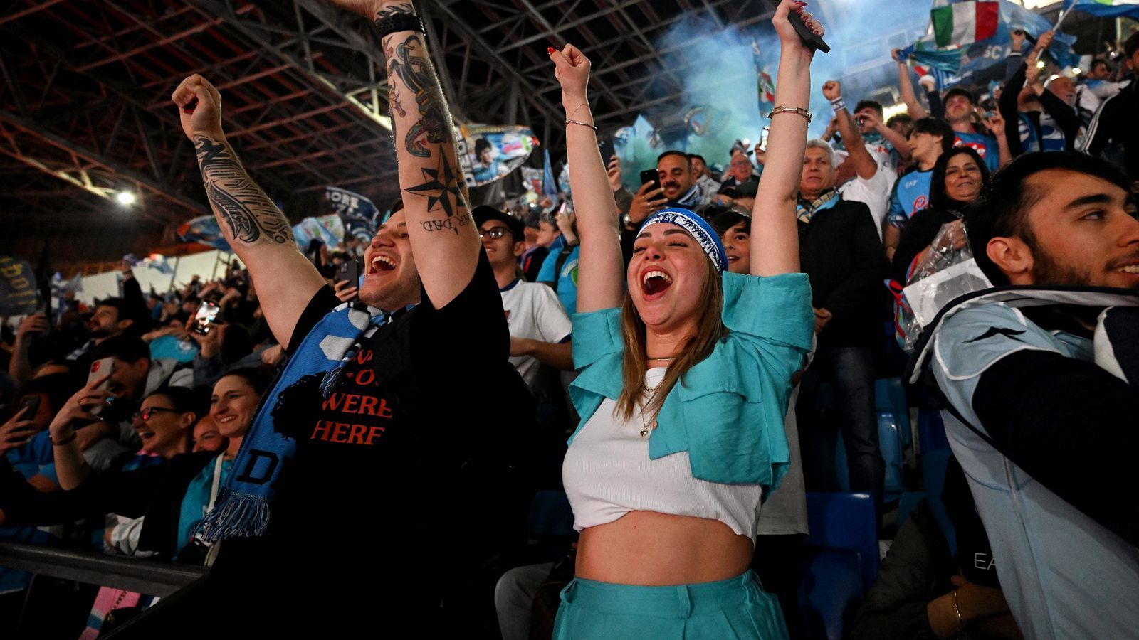 
                <strong>Meister-Jubel im Stadio Diego Armando Maradona</strong><br>
                Im Stadion von Neapel ging es den Tifosi ähnlich: Die Freude über den Meistertitel musste einfach raus.
              