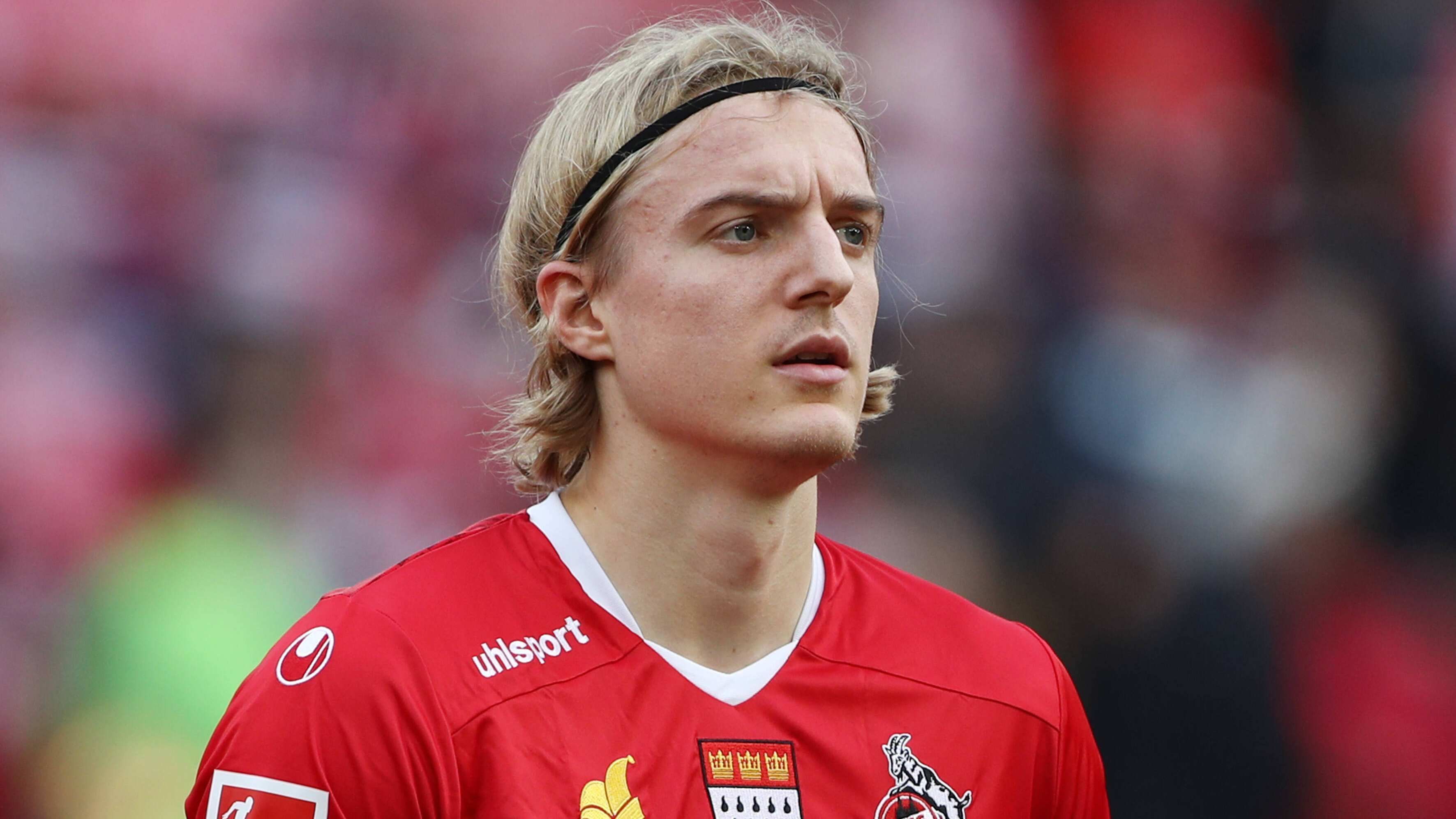 
                <strong>Abwehr: Sebastiaan Bornauw (1. FC Köln) </strong><br>
                Mit Innenverteidiger Sebastiaan Bornauw wollten die Kölner ihre Abwehrprobleme in den Griff bekommen und holten sich unverhofft noch einen Torjäger mit ins Boot. Der 21-Jährige kommt in seiner ersten Bundesliga-Saison auf sechs Tore und steht damit im team-internen Ranking auf Platz drei - als Innenverteidiger. Besonders nach Standards stellte sich der kopfballstarke Belgier unter Beweis. Er hat zwar bis 2024 einen Vertrag in Köln, doch sollte er noch eine Saison dieser Art spielen, wird es schwer für die Geißböcke, das Talent zu halten. Obwohl er noch so jung ist, übernahm er in der FC-Abwehr viel Verantwortung und war unumstrittener Stammspieler. 
              