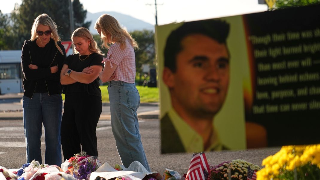 Menschen in den USA trauern um den erschossenen US-Aktivisten Charlie Kirk.