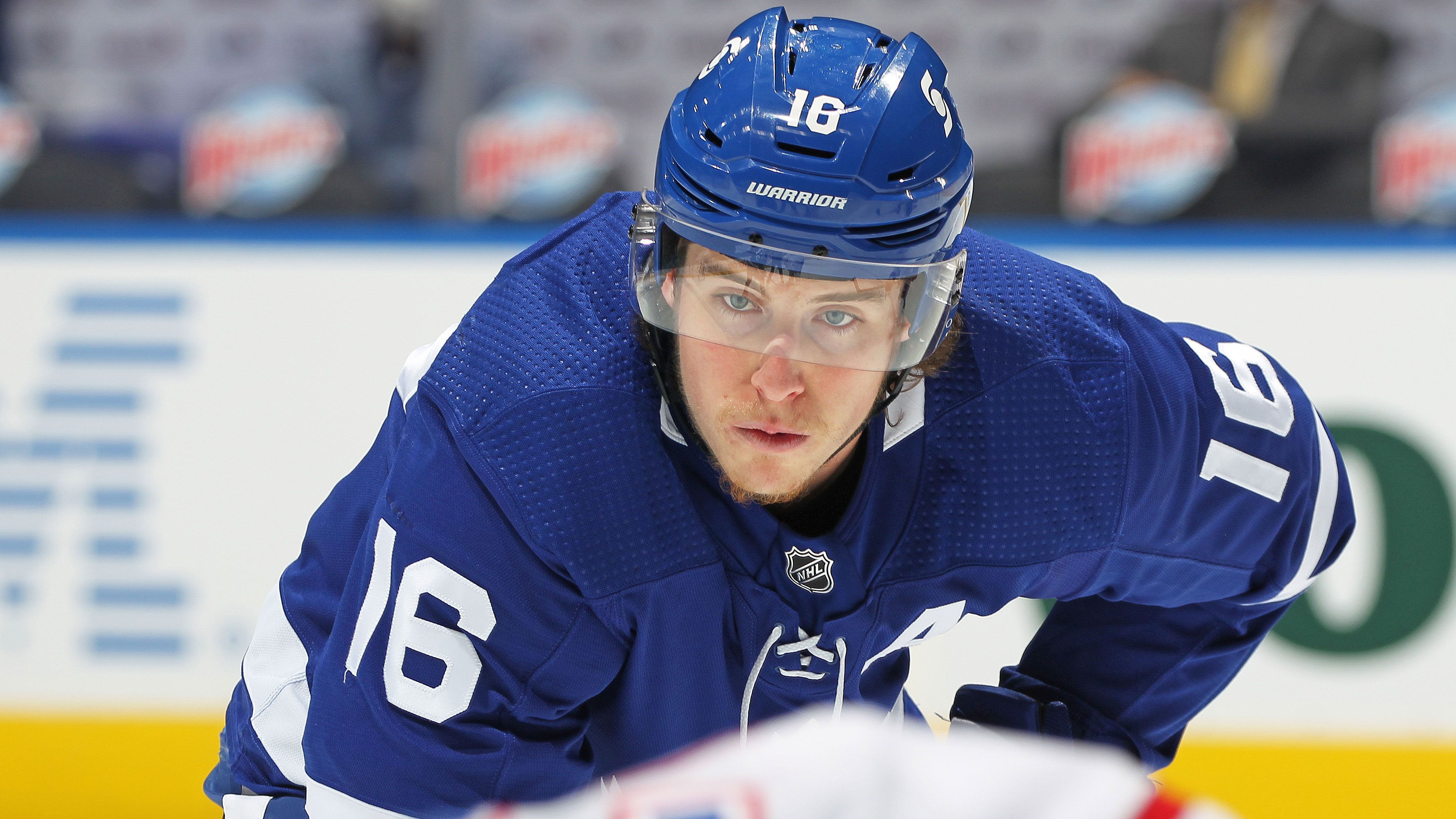 <strong>Platz 9: Mitchell Marner (Toronto Maple Leafs)</strong><br>
                • Jahresgehalt: 10,9 Millionen US-Dollar<br>• Dauer: 6 Jahre<br>• Gesamt: 65,4 Millionen US-Dollar<br>• Signing Bonus: 60,9 Millionen US-Dollar