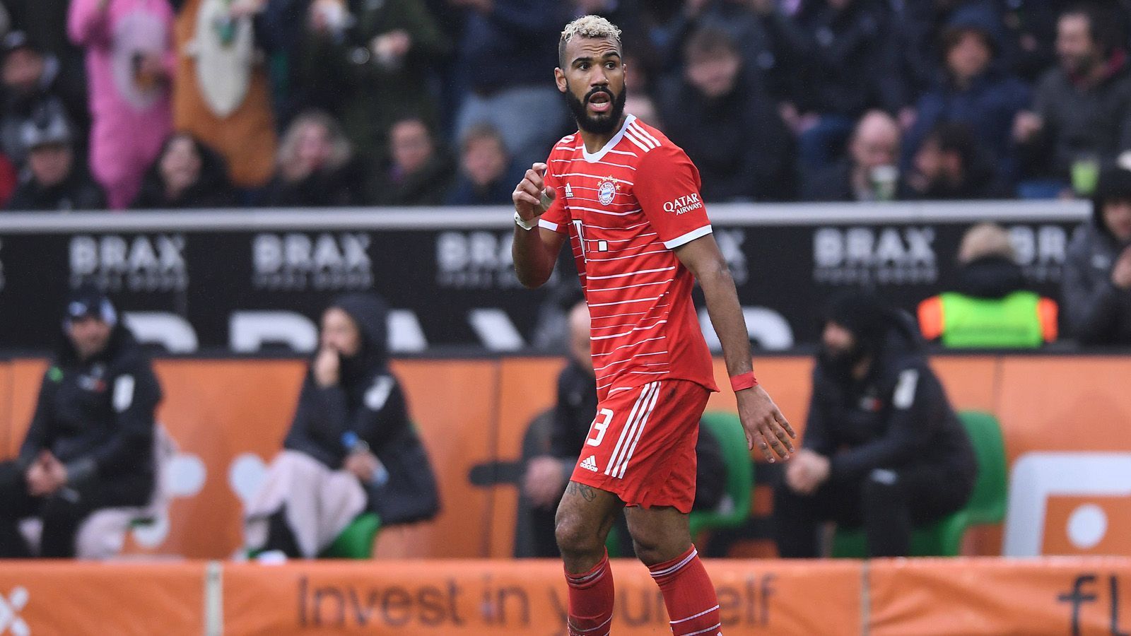 
                <strong>Eric Maxim Choupo-Moting (FC Bayern München)</strong><br>
                Da Müller früh ausgewechselt wird, fehlt dem Bayern-Mittelstürmer Unterstützung. Dennoch kommt er immer wieder zu kleineren Chancen. Die erste gute Möglichkeit verwandelt Eric Maxim Choupo-Moting in der 35. Minute dann eiskalt zum Ausgleich. Zudem steht er auch defensiv richtig, um etwa einen von Keeper Sommer zu kurz abgewehrten Ball zu klären. ran-Note: 2.
              