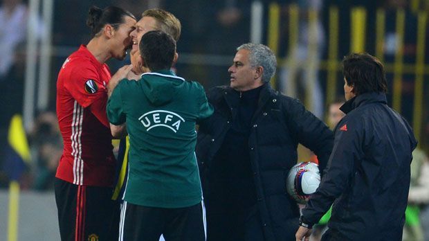 
                <strong>Zlatan tickt aus...</strong><br>
                Auf dem Platz gelang Zlatan Ibrahimovic im Europa-League-Spiel bei Fenerahce Istanbul (1:2) herzlich wenig. Nach einem Zweikampf mit Simon Kjaer machte der ManUtd-Star seinem Unmut Luft. Ibra ging Kjaer wortwörtlich an die Gurgel.
              
