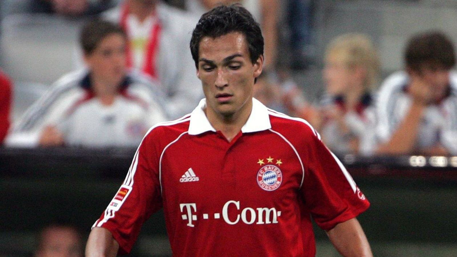 <strong>Platz 8: Mats Hummels</strong><br><strong>Alter beim Pflichtspiel-Debüt:</strong> 17 Jahre, sieben Monate, 17 Tage<br><strong>Begegnung:</strong> FC Bayern München - FC Schalke 04 4:1 (2. August 2006, Liga-Pokal)