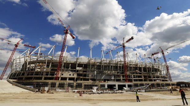 
                <strong>Die neue Heimstätte</strong><br>
                Die neue Heimstätte: Rostow, 1100 Kilometer südlich von Moskau gelegen, wird bei der WM 2018 einer der Austragungsorte sein. Dadurch wird der FC Rostow bald in einem 45.000 Zuschauer fassenden Neubau auflaufen dürfen. Der Name steht auch schon fest. Das neue Stadion wird Rostow-Arena heißen.
              