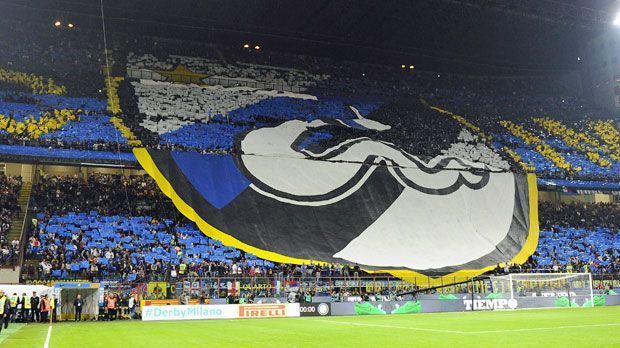 
                <strong>Inter-Fans kontern pompös</strong><br>
                Etwas weniger martialisch gehen es hingegen die Inter-Anhänger an - aber dafür pompöser. Ihre Choreografie geht sogar über den Ober- und Unterrang. Auch sportlich läuft es für Inter im Derby. Freddy Guarin entscheidet das Derby mit seinem Tor für das Team von Roberto Mancini. 
              